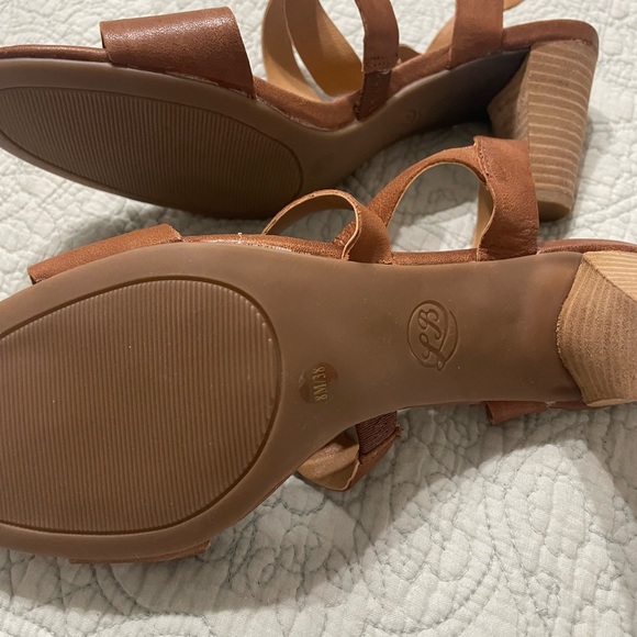 Lucky brand, brown, leather heels, these are new and have never been worn - Picture 3 of 4